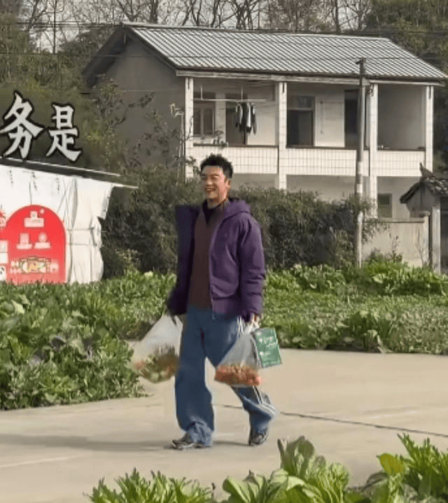 郑恺穿四川省服做饭!下乡为独居老人办杀猪